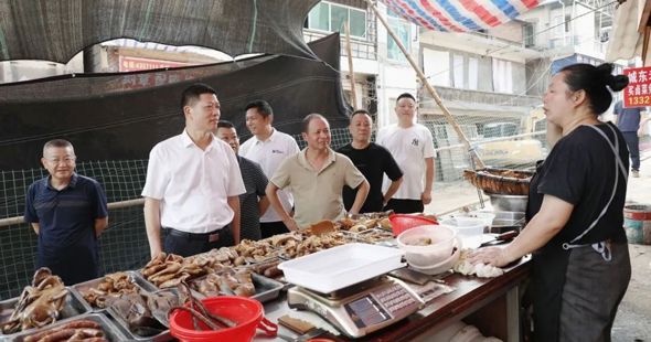 王先波进人大代表联络站履职并调研乡镇人大工作